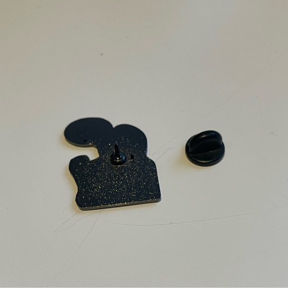 Friends Monica Geller Seven Enamel Pin - Picture 2 of 3